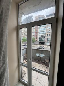 ein Fenster mit Blick auf eine Stadtstraße in der Unterkunft Mini hotel Non-Stop in Kiew