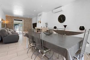 a kitchen and dining room with a table and chairs at Villa Hacienda piscine et terrasse in Vidauban