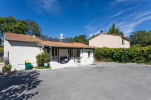 a house with a driveway in front of it at Villa Hacienda piscine et terrasse in Vidauban