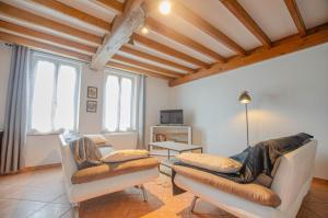 a living room with two chairs and a table at Chez annie in Onjon