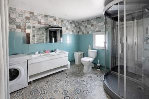 a bathroom with a sink toilet and a shower at Gite grande capacité en Puisaye in Breteau +21 photos