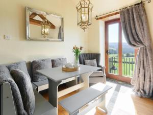 a living room with a couch and a table at Priest Hill-Rxx7 in Stanton in Peak