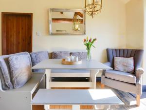 a living room with a couch and a table and chairs at Priest Hill-Rxx7 in Stanton in Peak