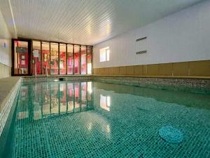 a large swimming pool in a building at Priest Hill-Rxx7 in Stanton in Peak