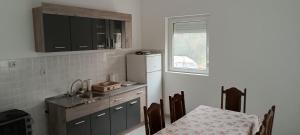 a small kitchen with a sink and a refrigerator at Apartman Miljkovic in Arandelovac