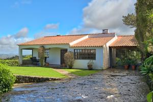 a white house with a red roof at Casa do Moinho in Ulgueira