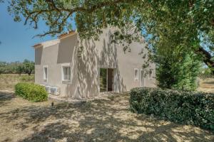 a building with a tree in front of it at Casa do Sobreiro in Alcácer do Sal