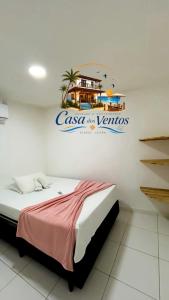 a bedroom with a bed with a sign on the wall at Pousada e restaurante casa dos ventos in Icapuí