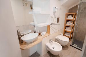 a bathroom with a sink and a toilet and a shower at Mariposa cinema in Grumo Appula
