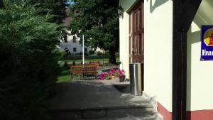 A garden outside Apartments Zámoček Staré časy