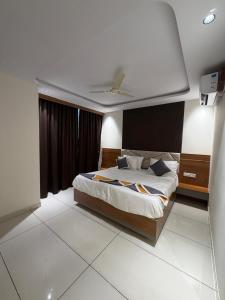 a bedroom with a bed and a ceiling at Senary's Nest INN in Kyātsandra