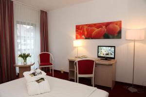 A television and/or entertainment centre at Lindenhotel Stralsund