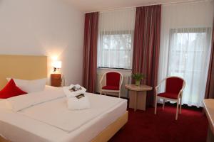 A bed or beds in a room at Lindenhotel Stralsund