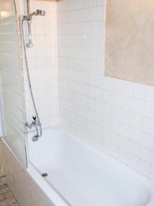 a bathroom with a shower with a white tub at Studio confortable près de Beaumont-du-Périgord, 60 m², cheminée in Beaumont-du-Périgord