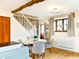a dining room with a table and chairs at Ible Cottage - Qve in Hognaston