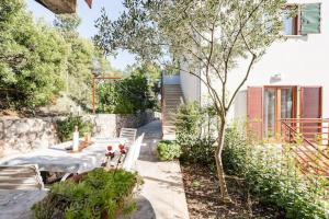 a patio with a table and a tree in a yard at Charming Studio in Zavala - 25 m² - Parking Included in Zavala