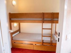 a couple of bunk beds in a room at Appartement accueillant Saint-Lary-Soulan 45 m² Piscine partagée in Saint-Lary-Soulan