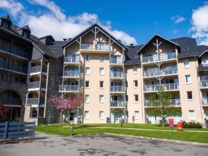a large apartment building with a parking lot at Appartement accueillant Saint-Lary-Soulan 45 m² Piscine partagée in Saint-Lary-Soulan +10 photos