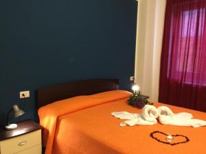 a bed with two swans made out of towels at Cozy apartment with lake view in Vercana