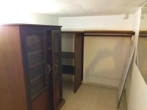 a room with a closet and a wooden door at Appartement charmant Morne-À-l'Eau in Morne-à-lʼEau