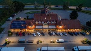 an overhead view of a large building with cars parked in a parking lot at Mizse Motel in Lajosmizse