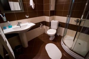 een badkamer met een toilet, een wastafel en een douche bij Iglika 2 Ski Apartment in Borovets