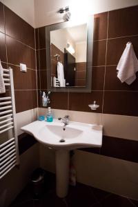 La salle de bains est pourvue d'un lavabo et d'un miroir. dans l'établissement Iglika 2 Ski Apartment, à Borovets
