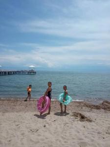 a group of children playing on the beach at Гостевой дом Бакай in Imeni Kirova