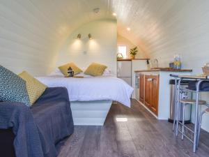a small bedroom with a bed and a kitchen at Privet Pod - Uk41394 in Westhead