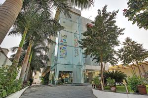 舍地赛米瑞克酒店的一座前面有棕榈树的建筑
