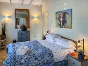 a bedroom with a bed with towels on it at Eagle Lodge in Cowbridge +8 photos