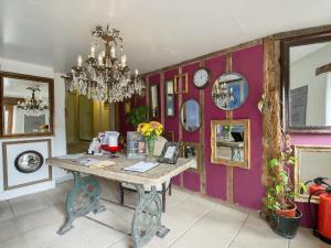 a dining room with a pink wall with mirrors at Cokaynes -Rxx9 in Stanton in Peak