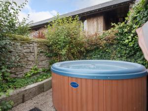 a large orange and blue tub in front of a building at Cokaynes -Rxx9 in Stanton in Peak