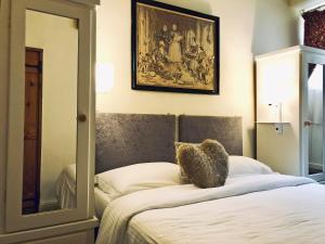 a bedroom with a bed with a mirror and a painting at Cokaynes -Rxx9 in Stanton in Peak +9 photos