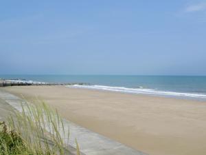 a sandy beach with the ocean in the background at Dill - E4324A in Catfield