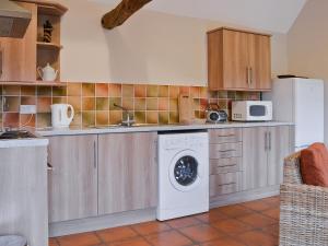 a kitchen with a washing machine and a microwave at Dill - E4324A in Catfield