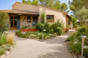 a house with a garden in front of it at Cap Anguilla, chambre d'hôtes in Carnoux