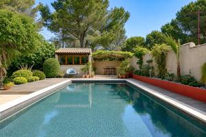 a swimming pool in the backyard of a house at Cap Anguilla, chambre d'hôtes in Carnoux