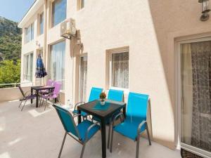 a patio with chairs and a table on a balcony at Studio Apartment in Kaluđerac