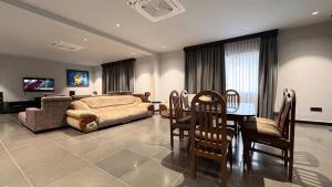 a living room with a couch and a table at Riva Retreat in Hakīmpet