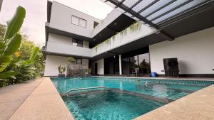 an image of a swimming pool in a house at Riva Retreat in Hakīmpet