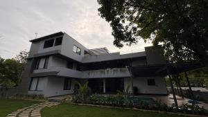 a large white house with a yard at Riva Retreat in Hakīmpet +4 photos