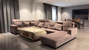 a living room with a couch and a table at Riva Retreat in Hakīmpet