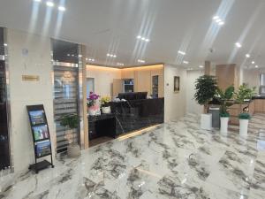 an office with a lobby with potted plants at 제니스 호텔 in Jecheon