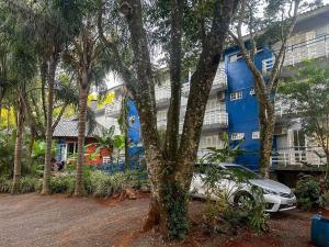 a blue building with a car parked in front of it at Lago Azul Acqua Park in Santo Cristo