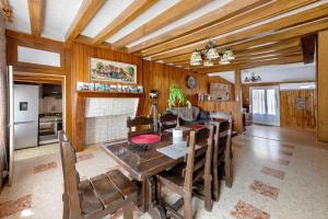 a kitchen and dining room with a table and chairs at Gite de Puisaye in Breteau