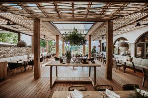 ein Esszimmer mit Tisch und Stühlen in der Unterkunft Genussdorf Gmachl - Hotel & Spa in Bergheim