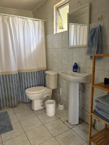 a bathroom with a toilet and a sink at SOL DE LA PALMA in Quillota +5 photos