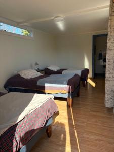 a room with three beds and a window at SOL DE LA PALMA in Quillota
