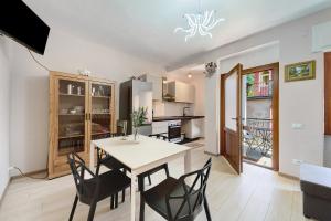 a kitchen and dining room with a table and chairs at Casa Margherita in Forno